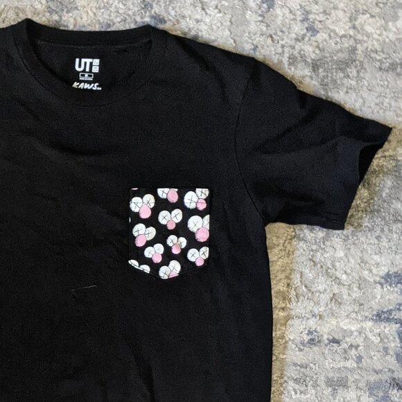 KAWS x Uniqlo Sesame Street BFF Elmo Eyes Pocket Graphic T Shirt Tee Top Black M - Picture 1 of 5